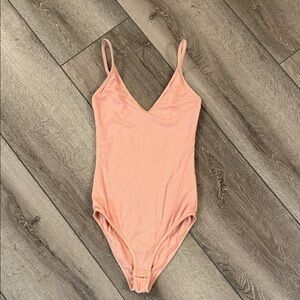 Aritzia Talula ribbed dalal bodysuit peach XS